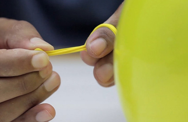 baloon tying