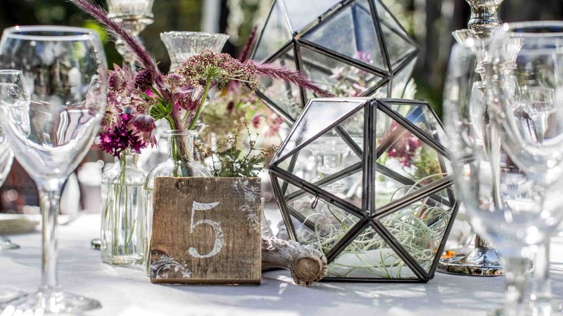 minimal wedding decor